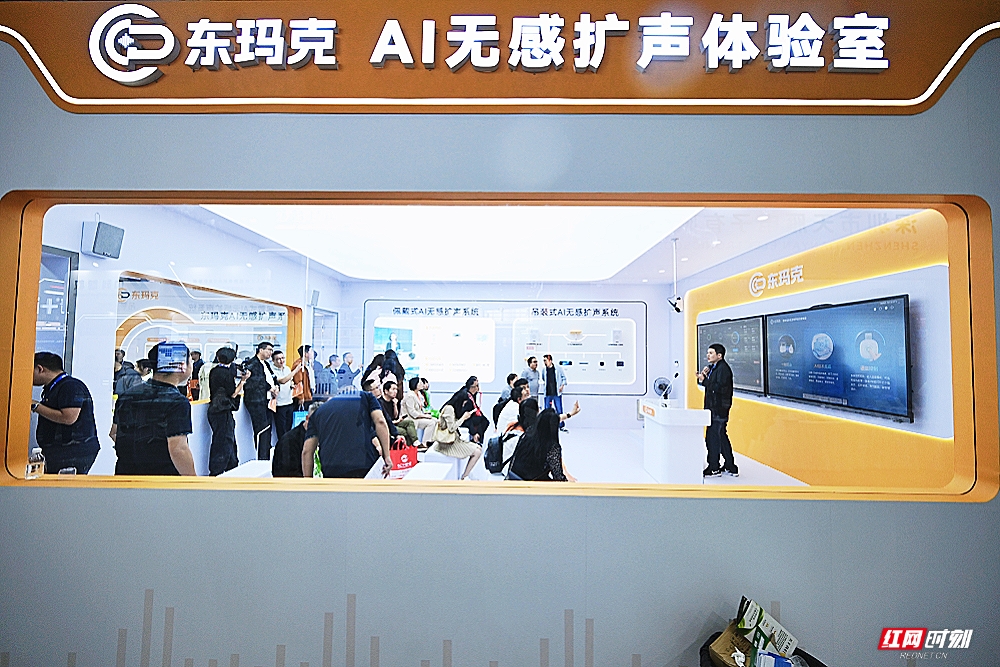 观众体验模拟课堂。图/ 记者 李丹