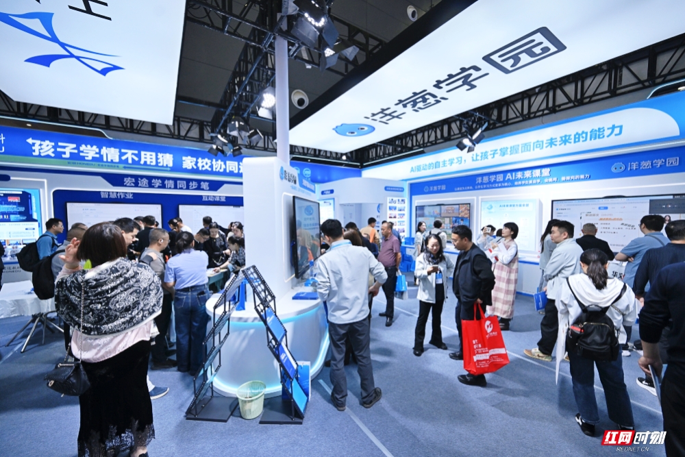 观众一边看展，一边交流。图/ 记者 李丹