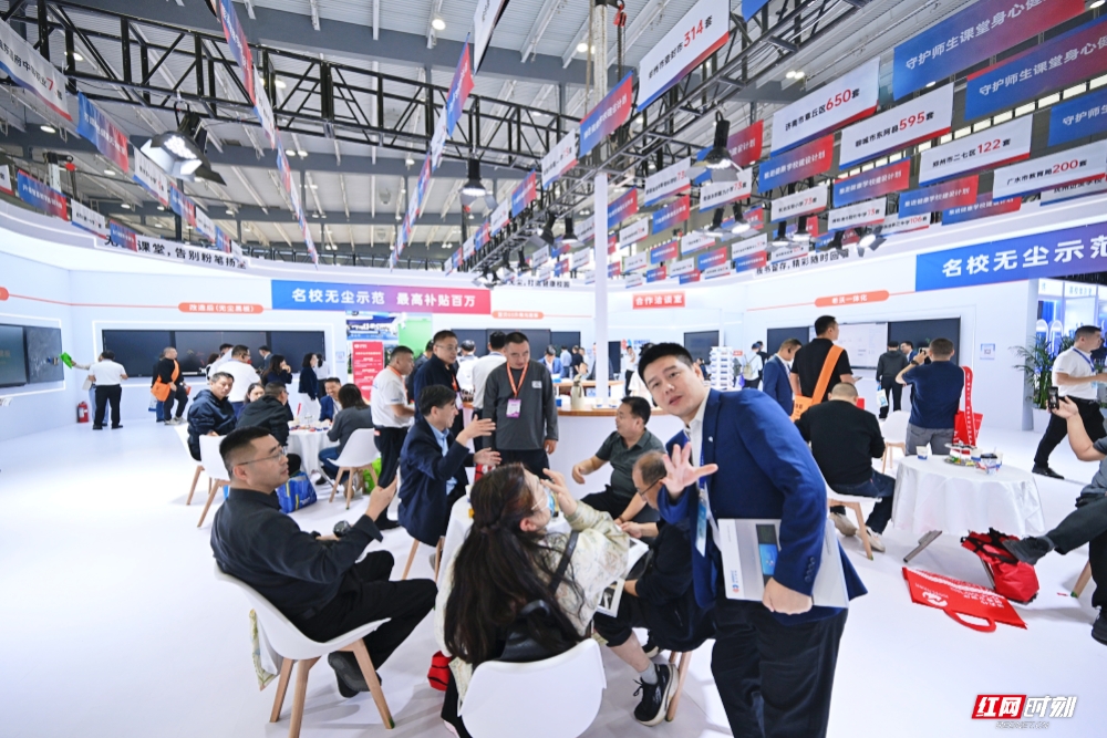 展区里交流的人们。图/ 记者 李丹