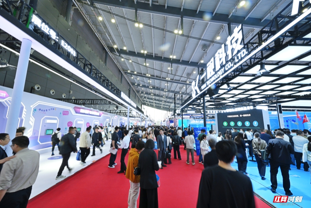 现场观展的人潮。图/ 记者 李丹