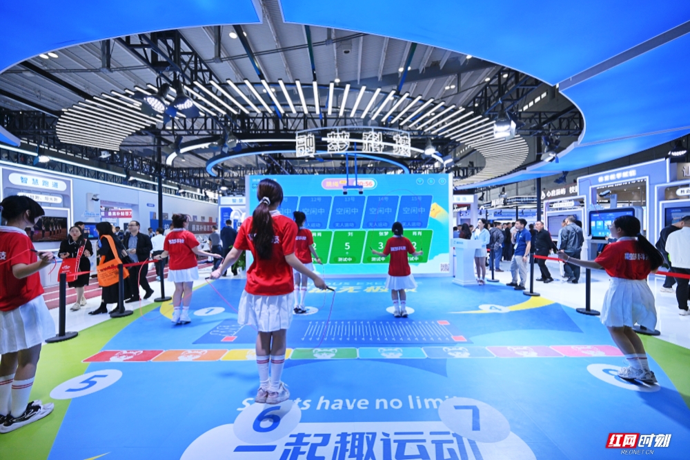 跳绳比赛现场展示。图/ 记者 李丹