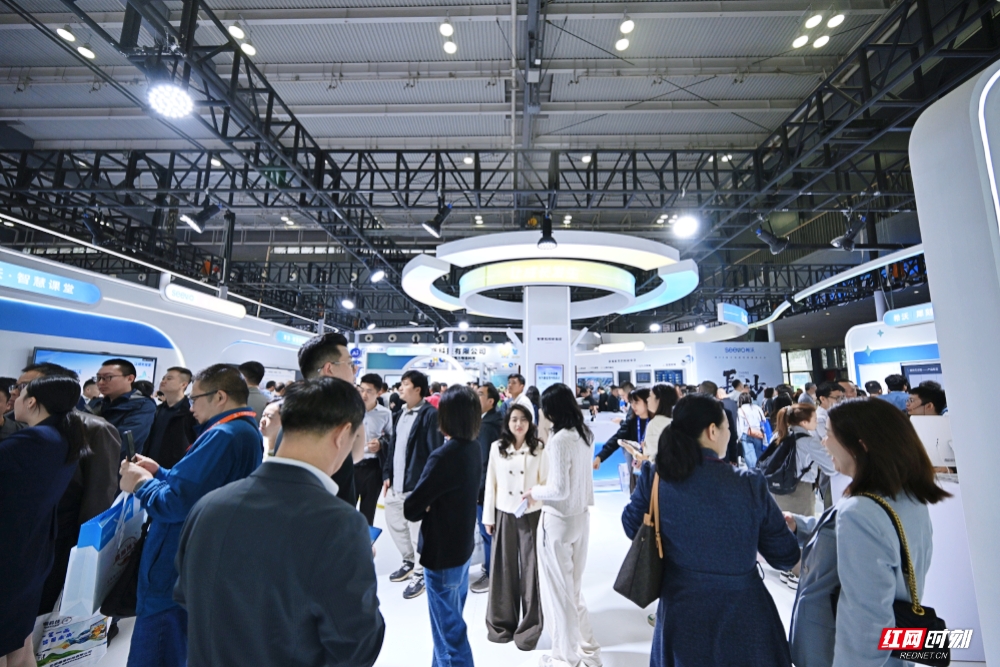 现场看展的人潮。图/ 记者 李丹