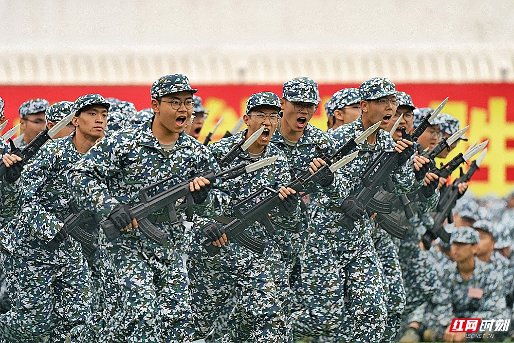 红网时刻新闻记者 李丹 陈杰 湘潭报道

          10月金秋，湘潭大学2026级本科生军训正式开训，共9000余名新生参训，军训历时20天。训练除基础队列外，还开设战场救护、拳术、棍术、战术等特色实训科目；期间组织行军拉练，开展处置现场、穿越危险地段、伤员包扎转运实景演练。10月30日，军训结训汇报在第二田径场举行，各方阵依次进行科目展演，湘大学子以汗水磨砺意志，上好大学国防教育第一课。

          新生身着迷彩服站定如松，行进如风，口号响亮，激昂呐喊，尽显少年锐气。图/记者 李丹