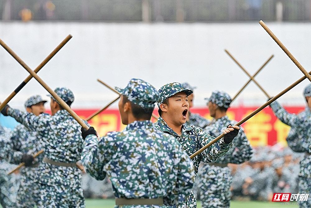 棍术中队格挡招式，招招带着口号，气势如爆竹。图/记者 李丹