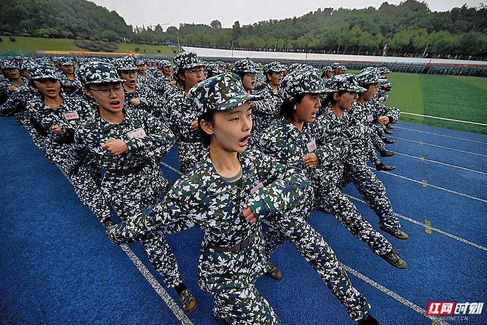 女生方阵正步接受检阅。图/记者 李丹