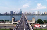 市领导调研综治中心建设工作