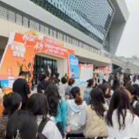 视频 | 人从众！长沙这场招聘会人气爆棚 左手攥简历，右手握未来 双肩包一背，长沙直接“摇人”
