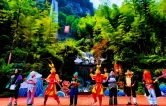 山水为幕，万神赴约！张家界宝峰湖万神节今日正式启幕