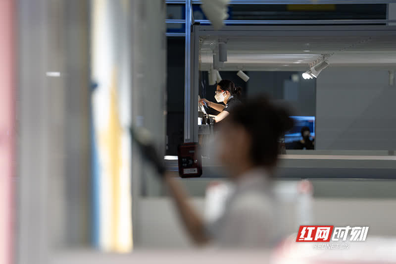 上海赛场，技能争锋。第48届世界技能大赛在上海开赛，全球技能好手同台角逐。一组现场组图捕捉赛场精彩瞬间，镜头定格赛场动人剪影，记录选手专注的姿态、精益求精的匠心，展现出技能青年奋勇追梦的风采。（张必闻/摄）